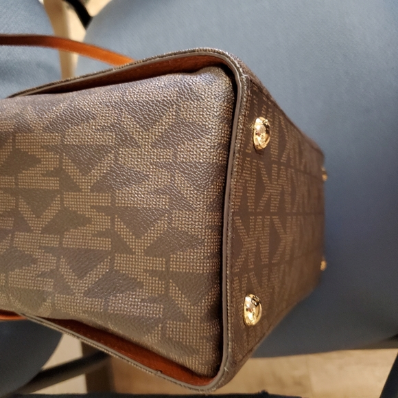 Michael Kors signature  Hudson Satchel - Picture 2 of 16